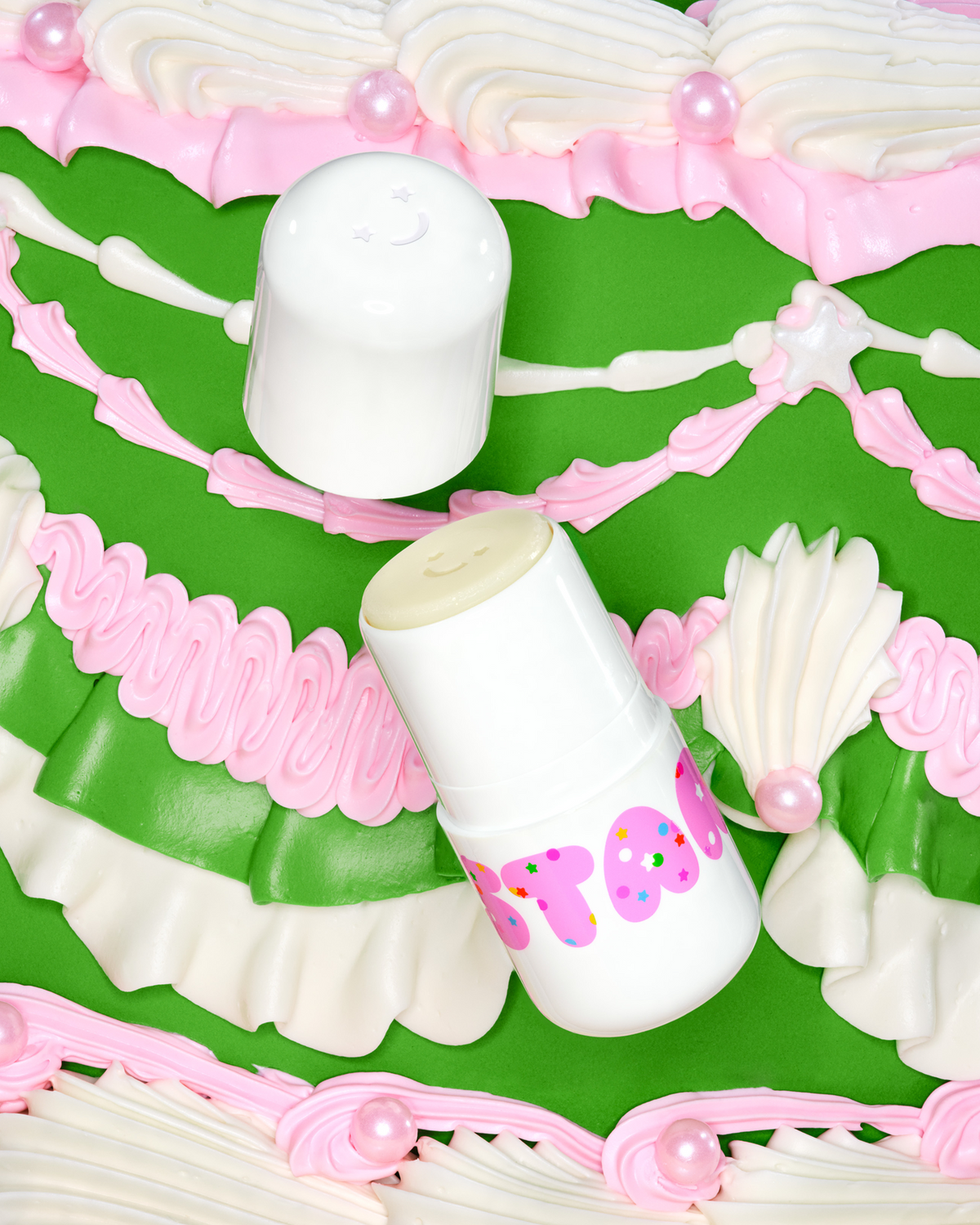 Starface Star Balm® Bday Cake lip balm uncapped. Shea butter, cocoa butter and coconut oil hydrate dry lips.